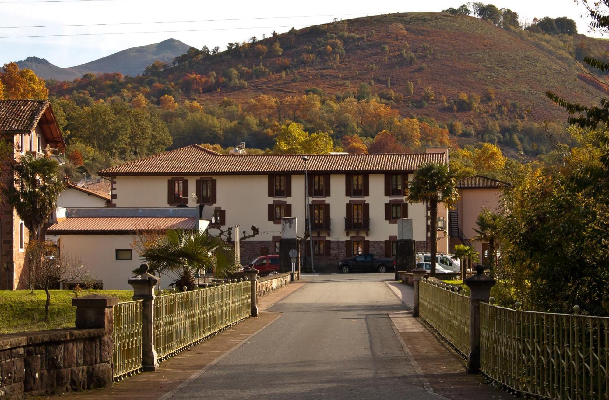 Hotel Urgain Oronoz-Mugaire Exterior photo